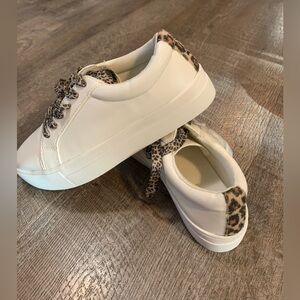 Slightly used American eagle shoes
American Eagle Outfitters size US 8